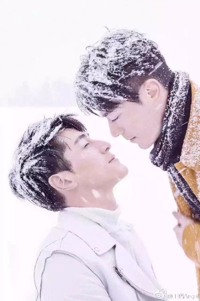 朱一龙白宇亲密合拍杂志封面,一眼万年的眼神