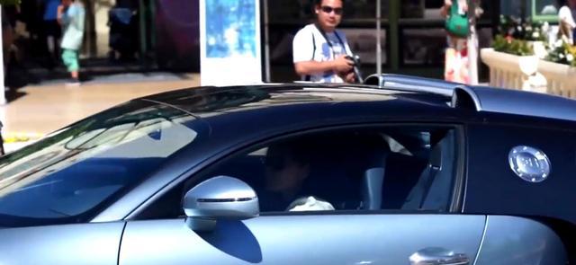 总算看到美女驾驶3500万元布加迪了，打开车门我惊呆了