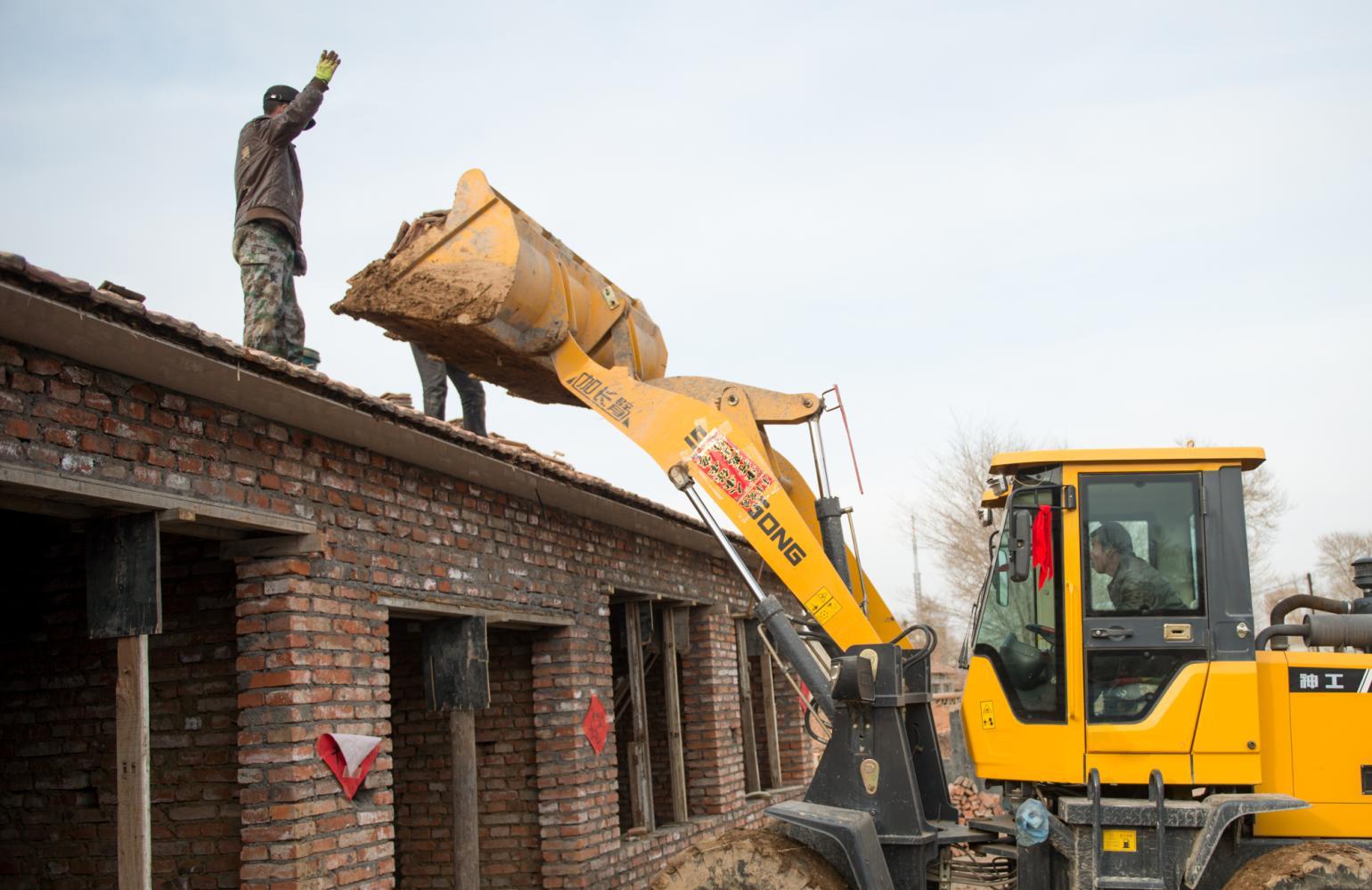 现在盖平房还可以这样操作:铲车开来当