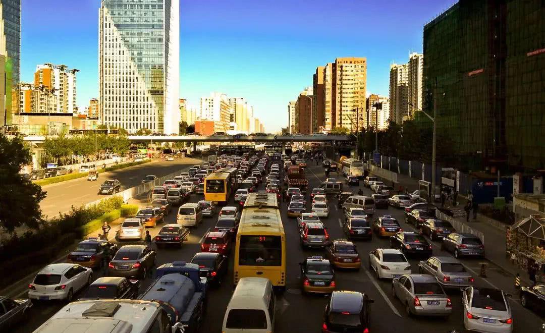 广州限行政策惹争议,绿色车牌成最佳解决办法