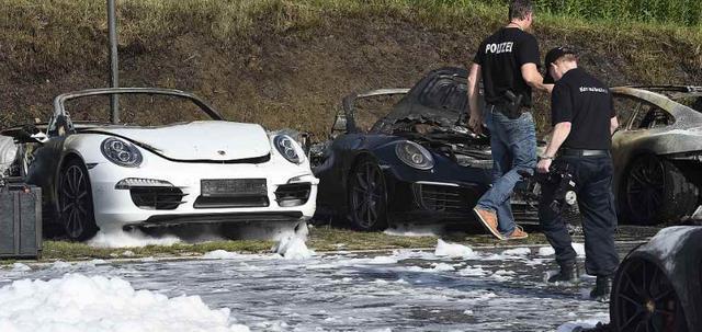 德国抗议者焚烧保时捷