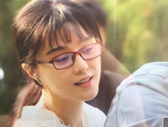 37岁范冰冰挑战清纯学生妹造型,乍一看还