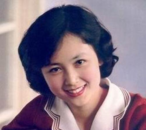 还记得电影《街上流行红裙子》中那个女孩吗?