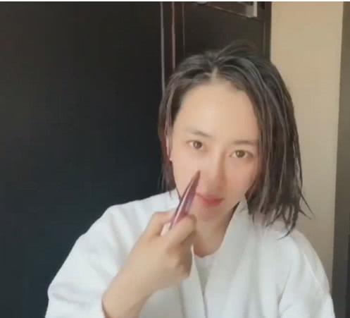 马苏刚洗完澡穿着浴袍直播,湿漉漉的头发好美