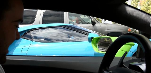 小伙看到600万福特超跑很兴奋，自己座驾亮了，网友：你也不差