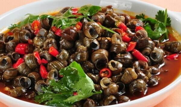 炒香辣田螺时,别只会傻傻的焯水,加上“一步”,一盘都不够吃