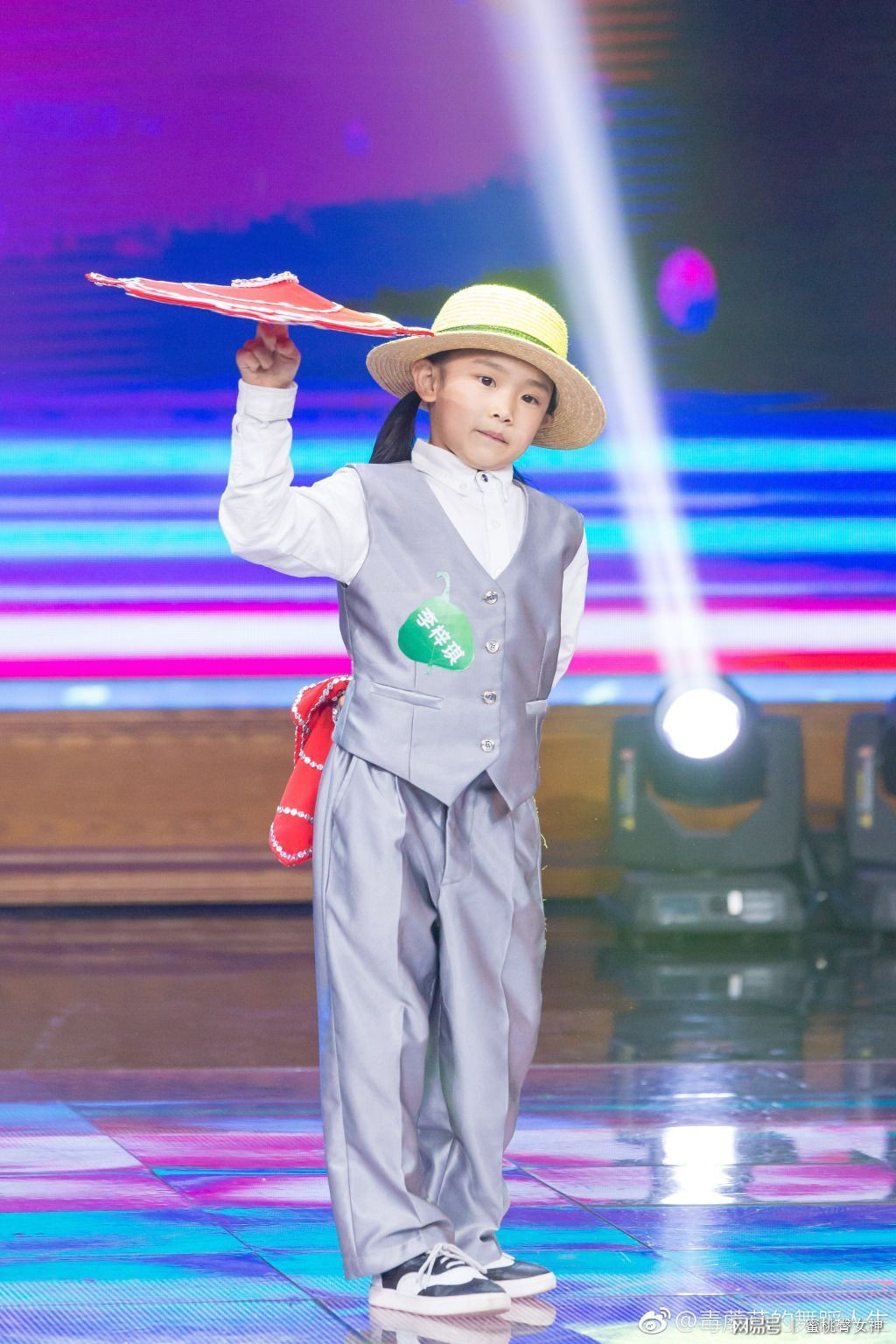 这就是街舞神童小蘑菇对阵震感舞大神 石头被