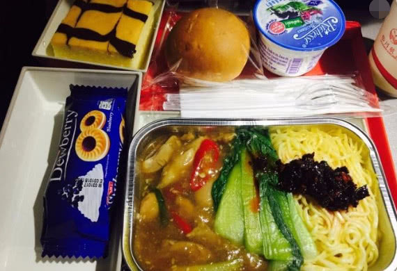 川航为了喂饱乘客真是够拼,总给乘客吃这些飞机餐,你怎么看