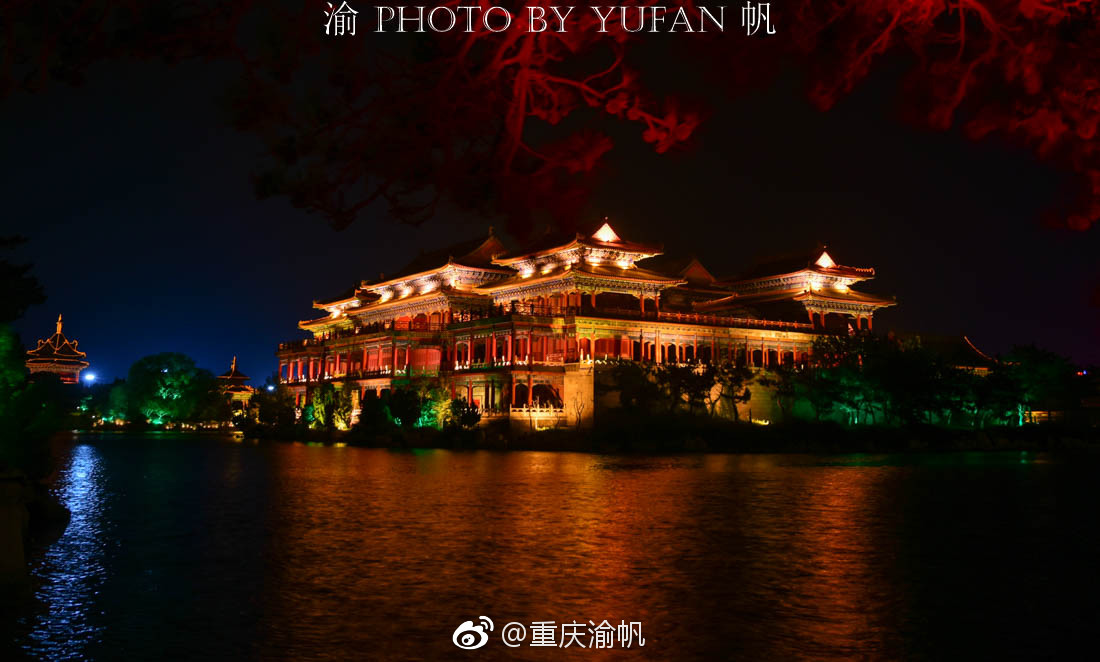 初到蓬莱仙境,美酒佳肴相迎,餐毕环境夜游,满眼美食山西英语图片