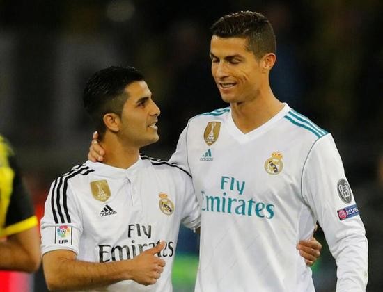 C罗的这一举动把小球迷感动哭了,球迷评论:活