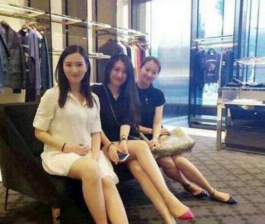 性感段子君: 在做一个几亿的项目呢!