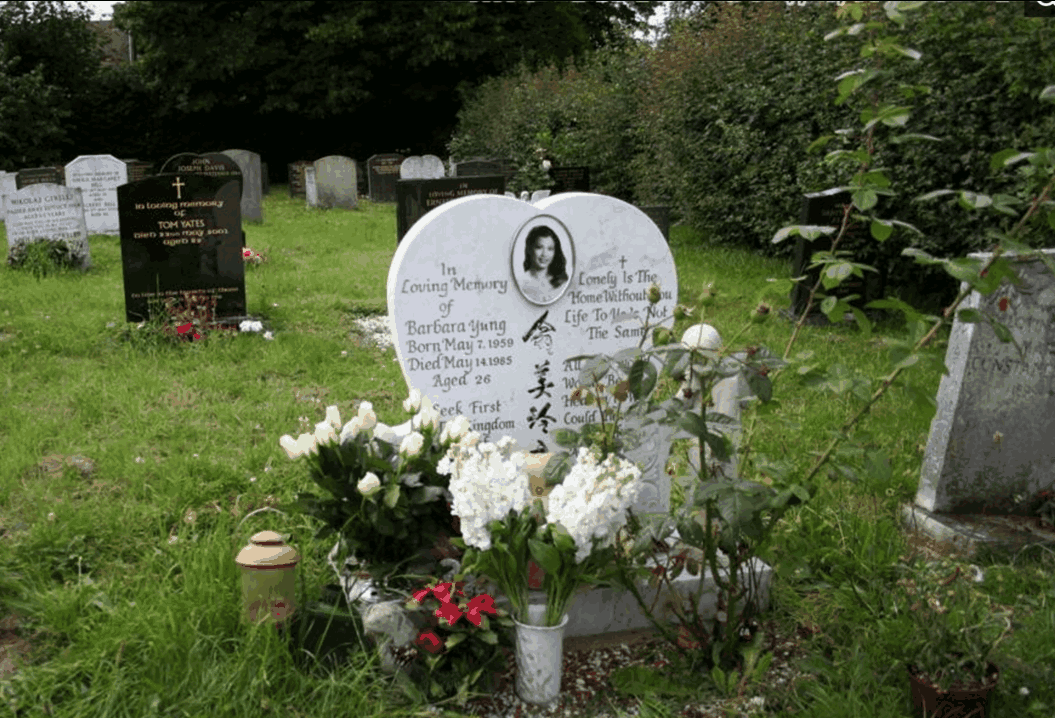 翁美玲墓地位于英国剑桥大学城剑桥新市场天主教墓地,墓碑是一个白色