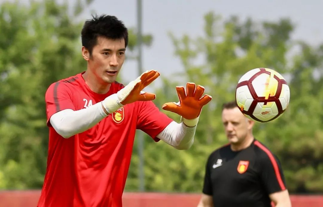 曾是最帅中超门将,因一场国足惨败而消声觅迹