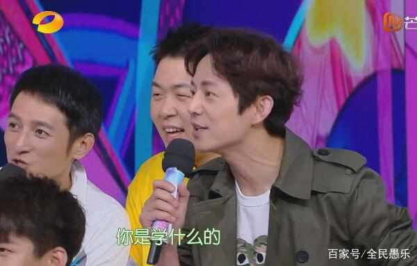 快乐大本营上新人，比某菲还做作。何老师黑脸！