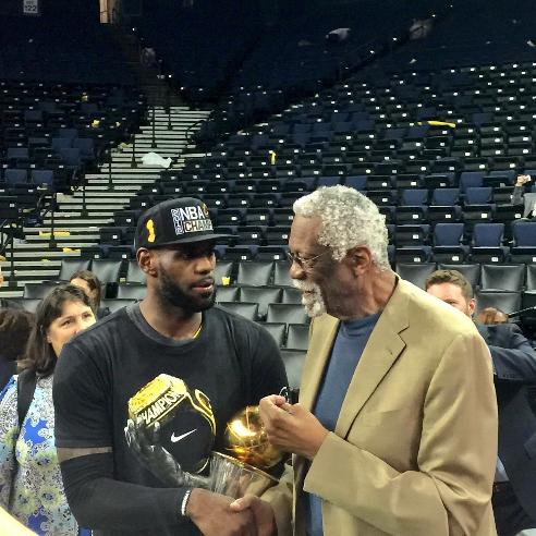 NBA总决赛FMVP颁奖，连续三年肖华都不让拉塞尔摸奖杯颁奖