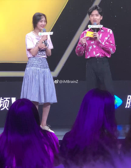 杨幂在粉丝见面会逆向应援,准备的黑糖姜茶和