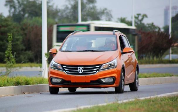 打拼两年提了这车台车, 女朋友却说还不如挤公交车