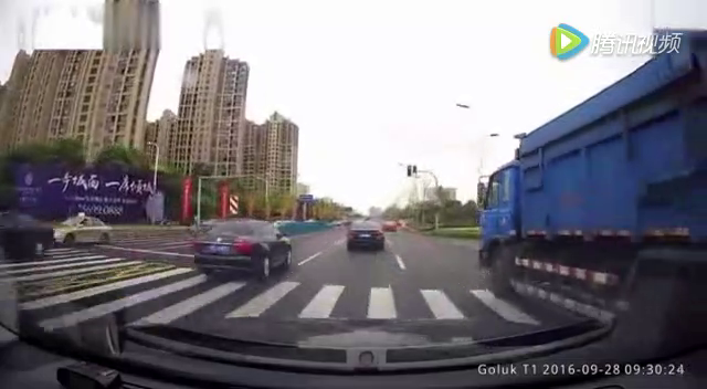 电动车机动车道与大卡车抢道，差点命丧车轮下