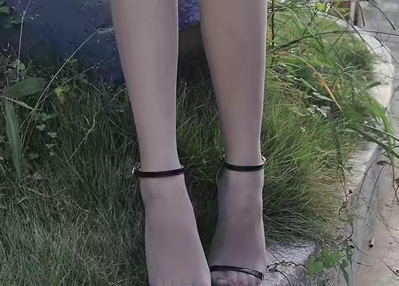 丝足福利! 草地上的一组肉丝高跟搭配, 时尚诱