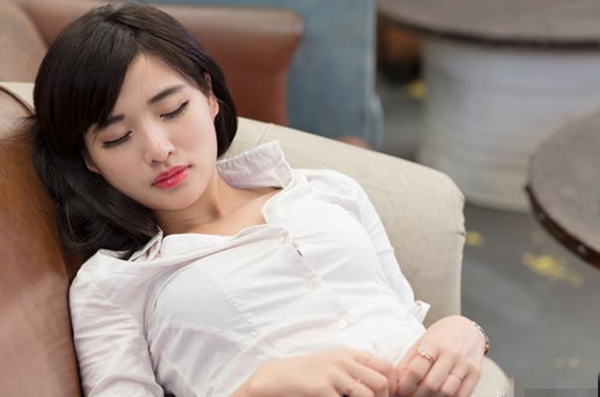 女面试官:我生理期，能帮我倒杯水吗?小伙子说了两个字，被录用