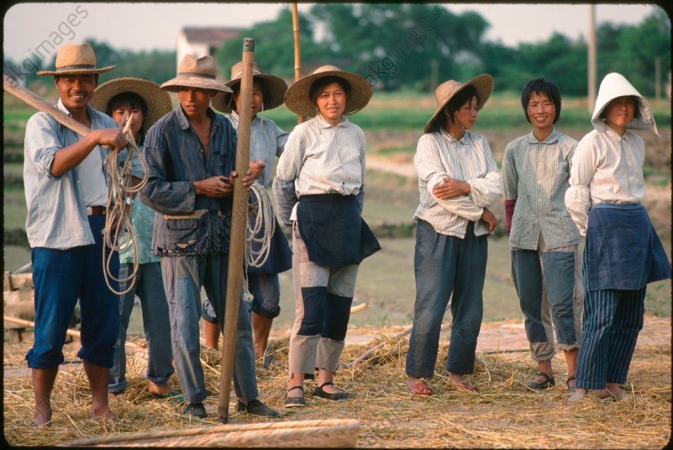 老照片:1982年的中国农村 农民伯伯种田好辛苦