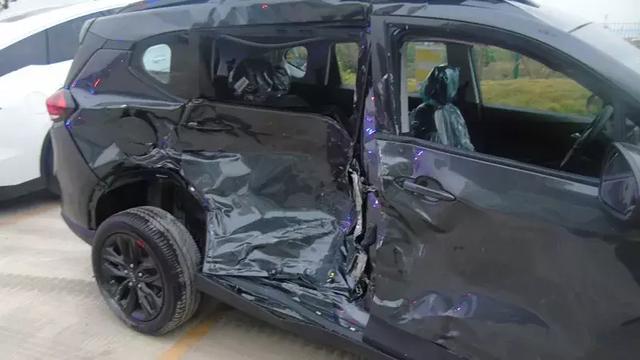 4S店员工开比亚迪唐试驾车，因车速过快致车毁人伤