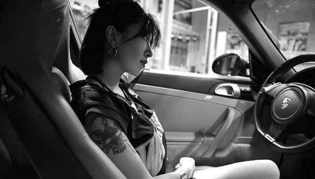 美女开保时捷918不干好事, 女车主说车不要了!