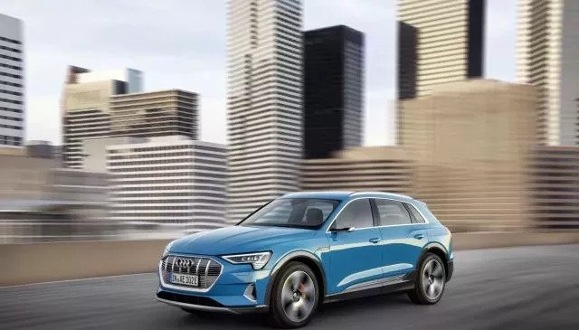 奥迪首款纯电SUV逆天了！超快充电，竟然没后视镜，胆小的别开！