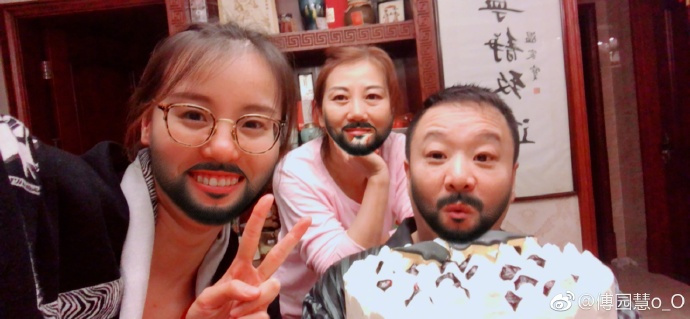 傅园慧爸爸过生日:一家三口齐出镜,家中摆设显