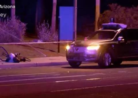 自动驾驶撞死行人后续丨安全员在玩手机，智能刹车无反应