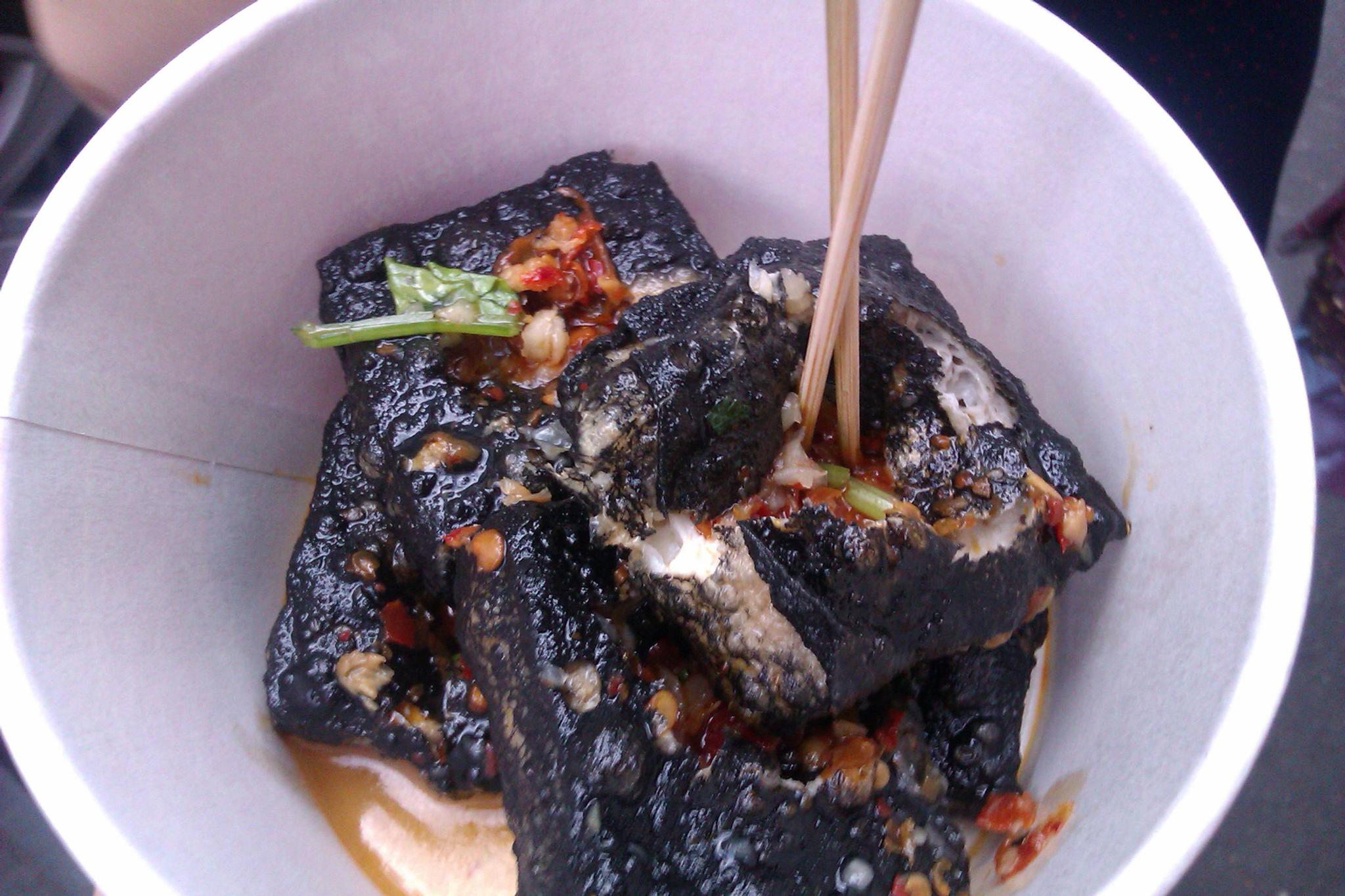 馒臭:很多地方人从没见过的特色美食,馒头夹臭豆腐一口就会爱上