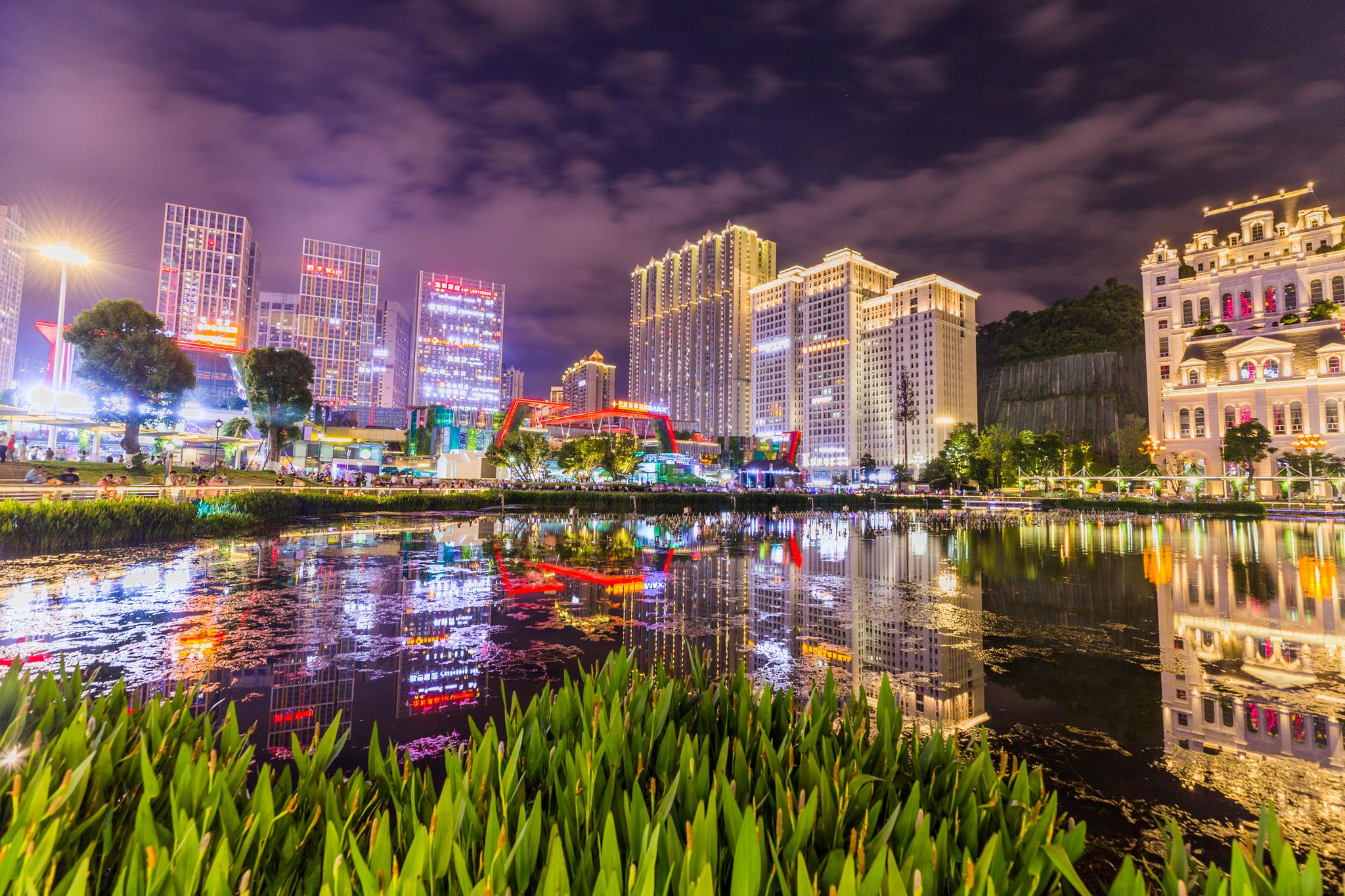 贵阳花果园购物中心的夜景好美,湖边的私家别墅叫做白宫