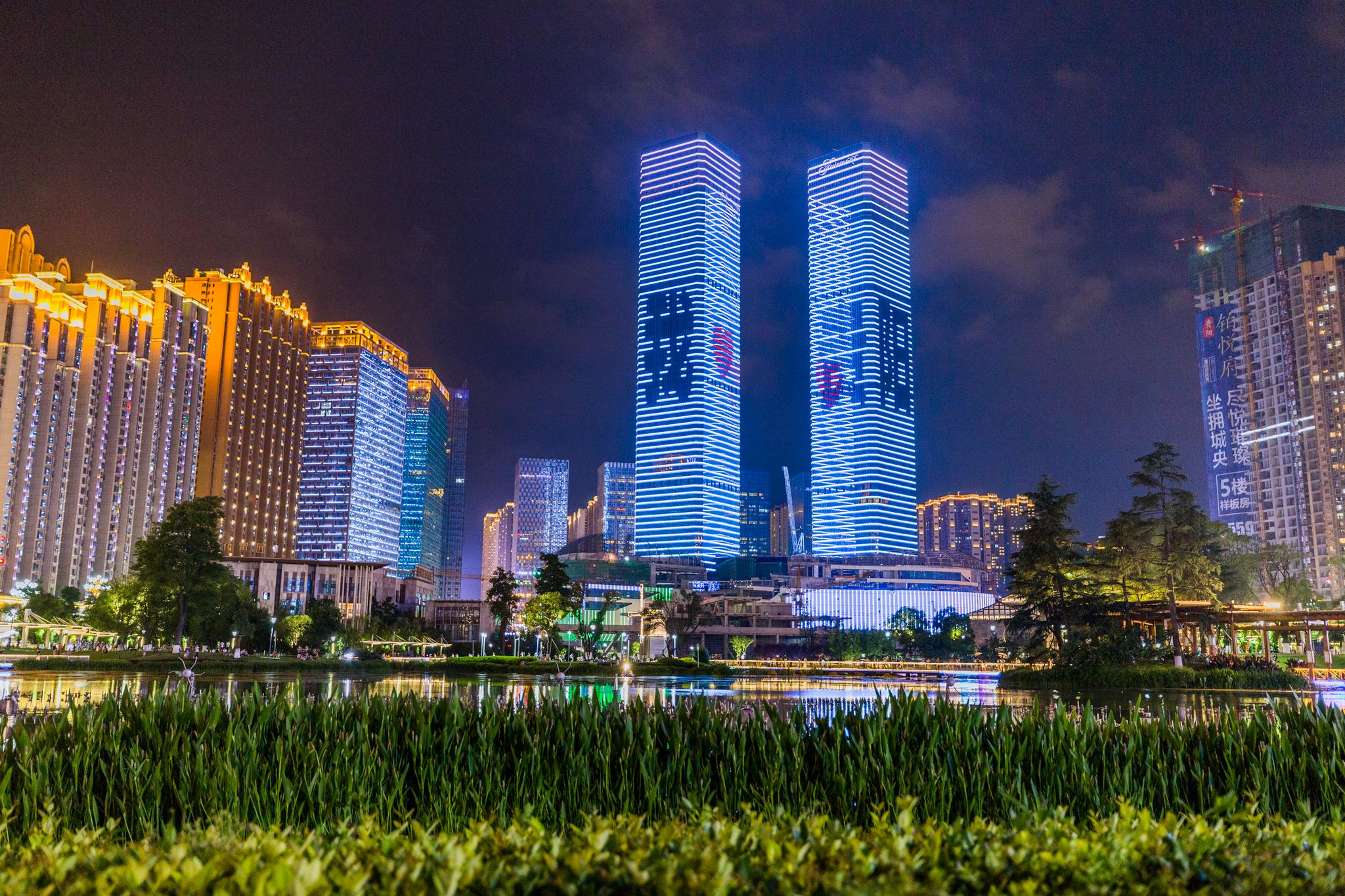 贵阳花果园购物中心的夜景好美，湖边的私家别墅叫做白宫