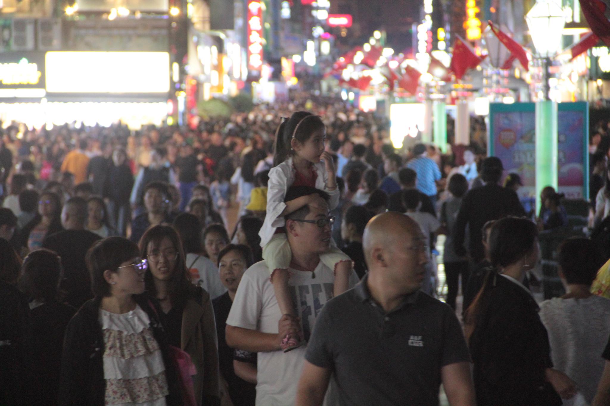 青岛海边游客爆满，人群和浒苔犹如紫菜饺子汤-搜狐大视野-搜狐新闻
