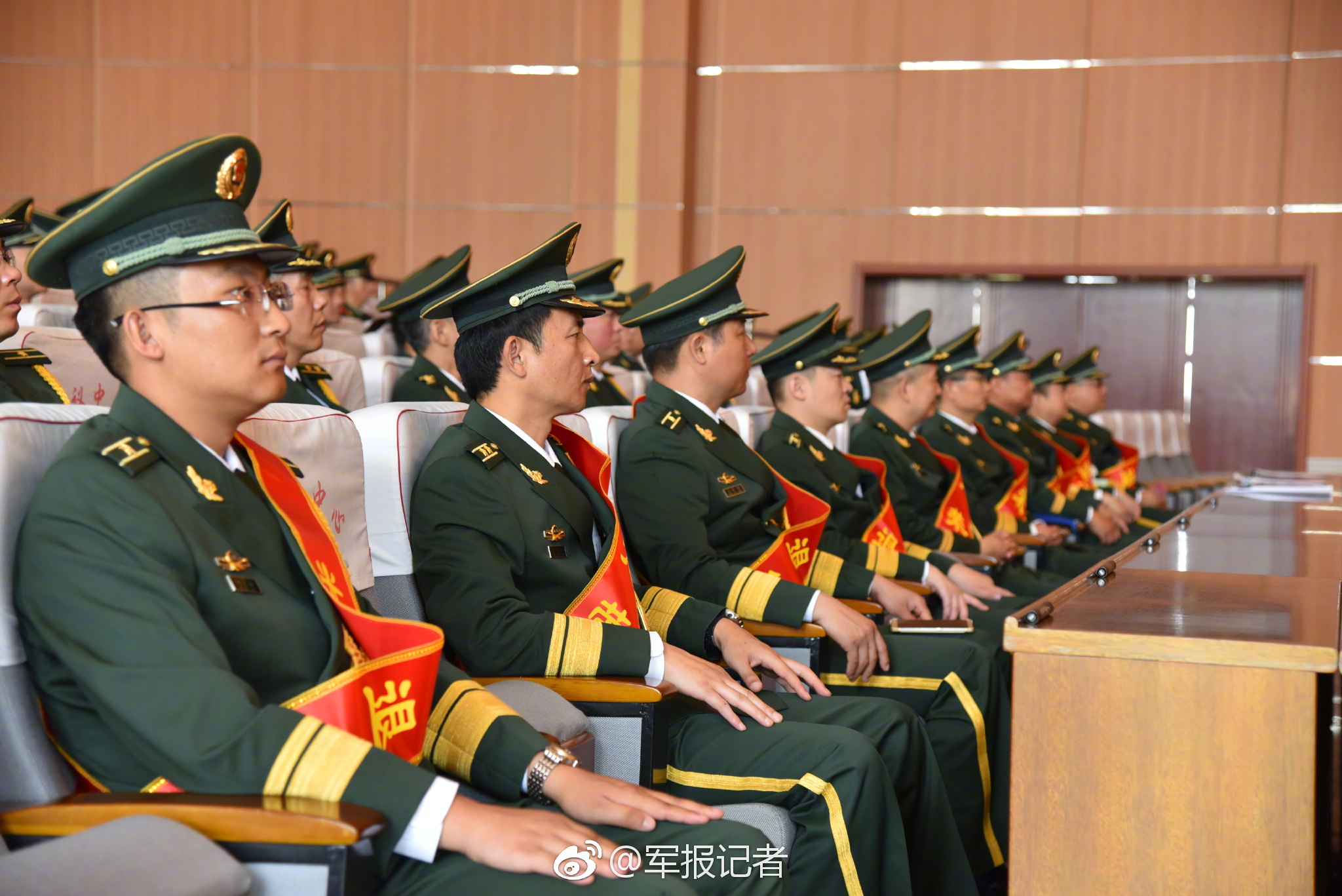 向军旗最后一次敬礼!武警驻晋某部举行军官退