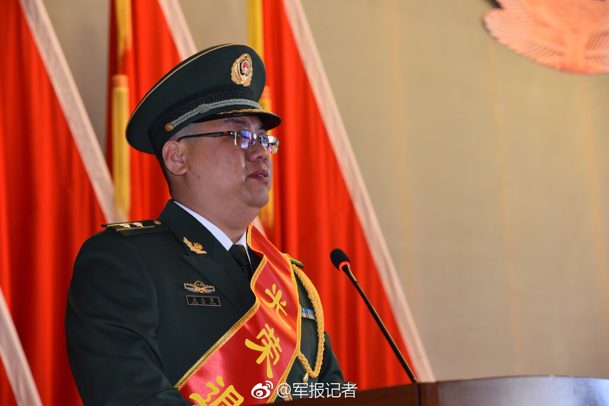 向军旗最后一次敬礼!武警驻晋某部举行军官退