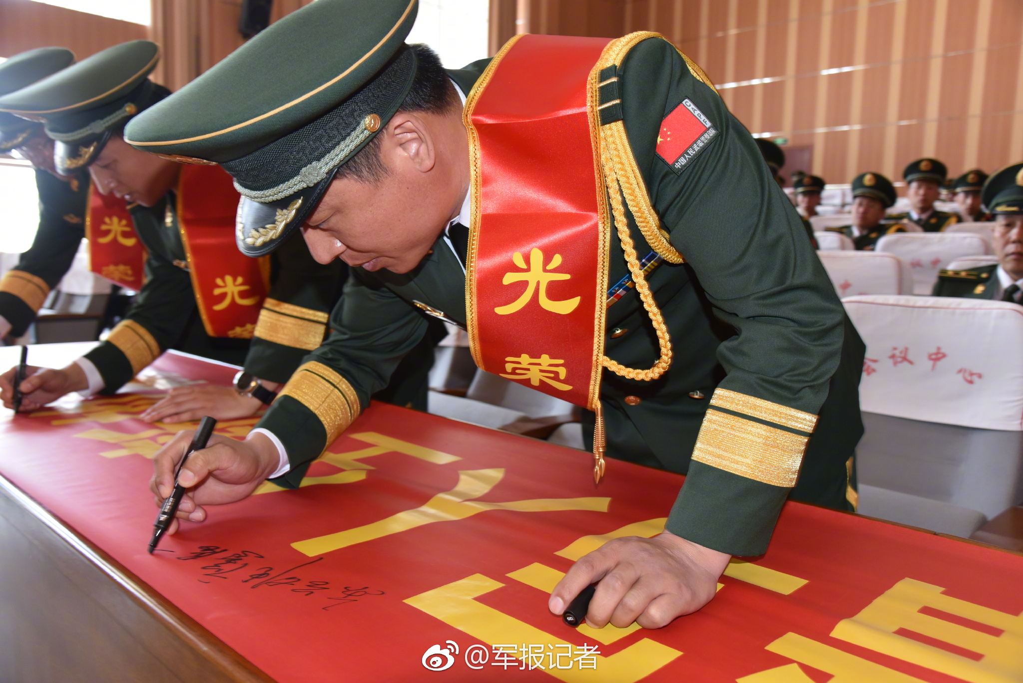 向军旗最后一次敬礼!武警驻晋某部举行军官退