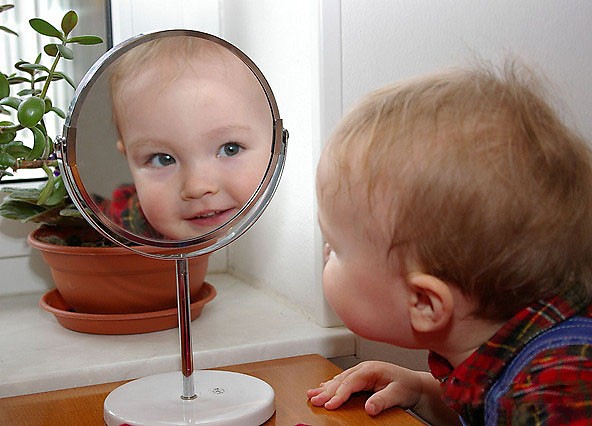 让小宝贝认识镜子里的自己，原来非常有趣