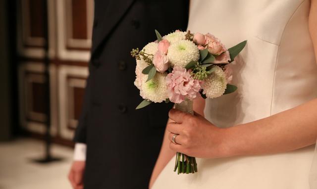 未婚先育, 婆家把彩礼从8万降到8千, 婚礼上我