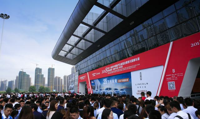 华中国际车展喜迎周末观展高峰，超模宛恩现场调教保时捷918