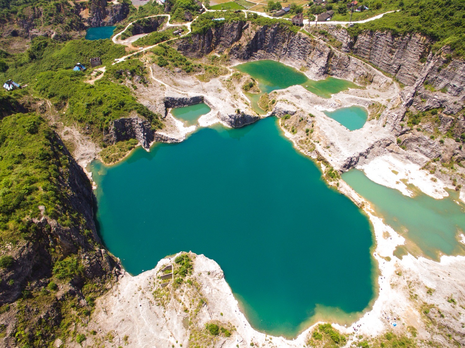 重庆39个废弃矿坑蜕变碧水深潭 免费美景堪比九寨沟