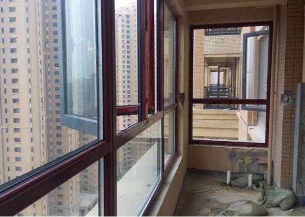 高楼层万万别装平开窗,要不是老师傅及时阻止