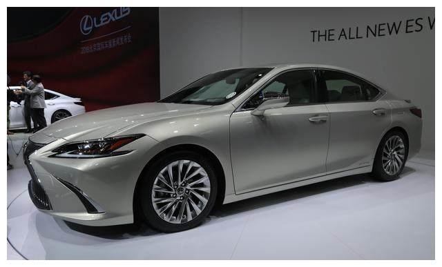 新雷克萨斯ES300h深港澳车展细节实拍，钛银色车身很惊艳