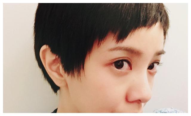 郭采洁出现在机场,连发型都换了,网友:港风十足