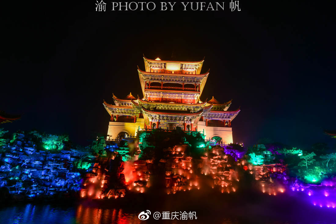 初到蓬莱仙境,美酒佳肴相迎,餐毕满眼夜游,环境美食中国500字图片