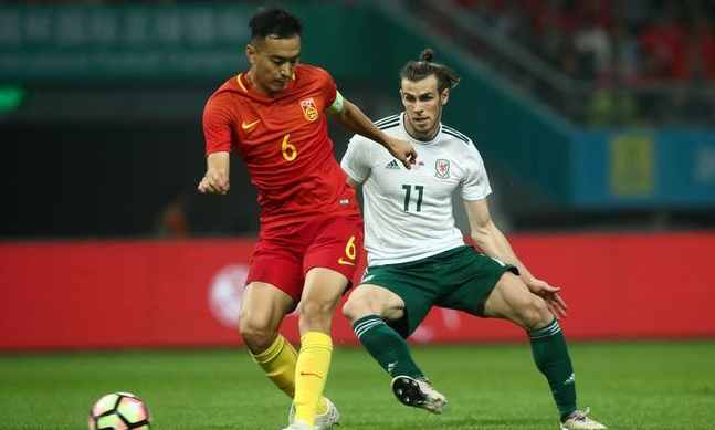 冤枉!媒体人发冯潇霆防守动图鸣不平 婷姐无奈