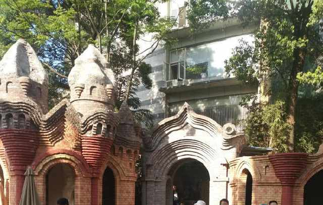 蔡少芬一家四口出游,两个女儿越长越漂亮