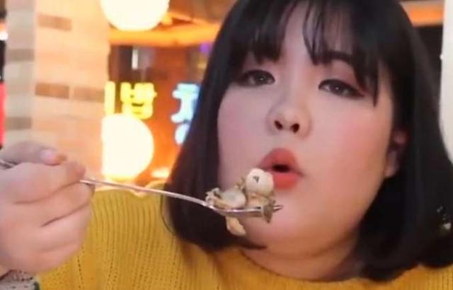韩国大胃王秀彬吃海鲜,扇贝生蚝香气足,看她吞