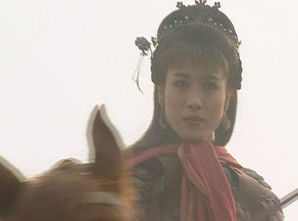 她在剧中扮演水浒传中美女扈三娘如今年过半百仍然漂亮动人