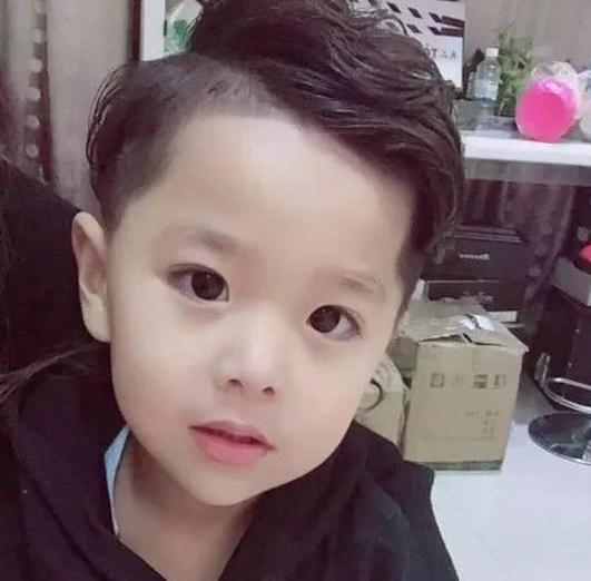 最帅最潮的小男孩发型,爱他给他剪一个这样的发型吧